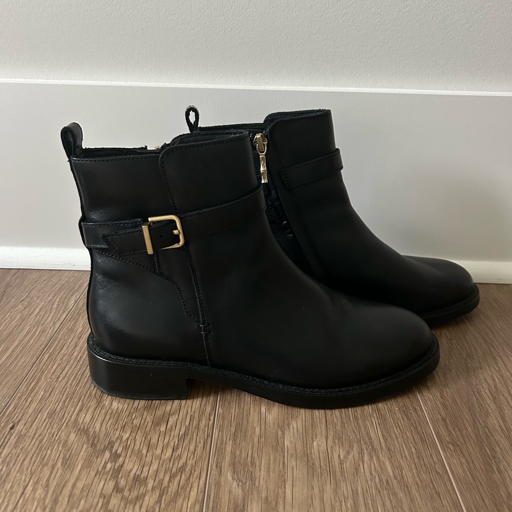 J McLaughlin Black Sasha Chelsea boot in Size 7.5